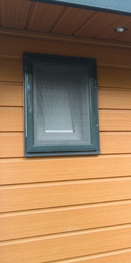 Detale zawiasów moskitiery Omegga