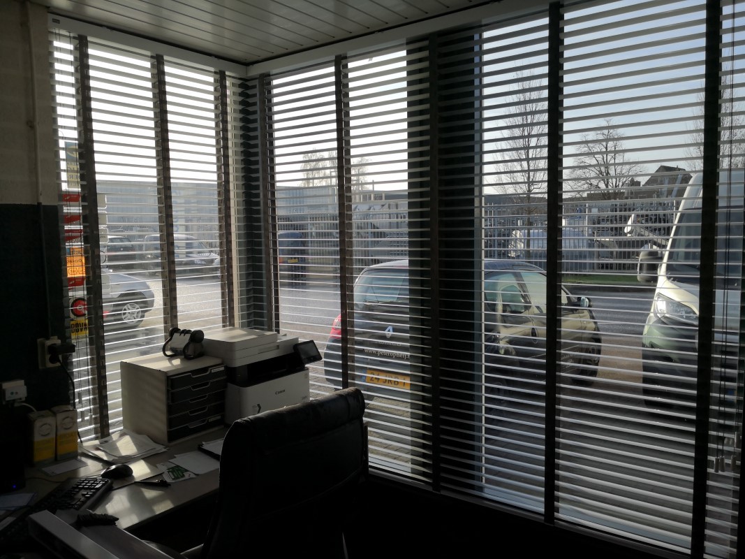 Nowoczesne żaluzje aluminiowe czarne Omegga