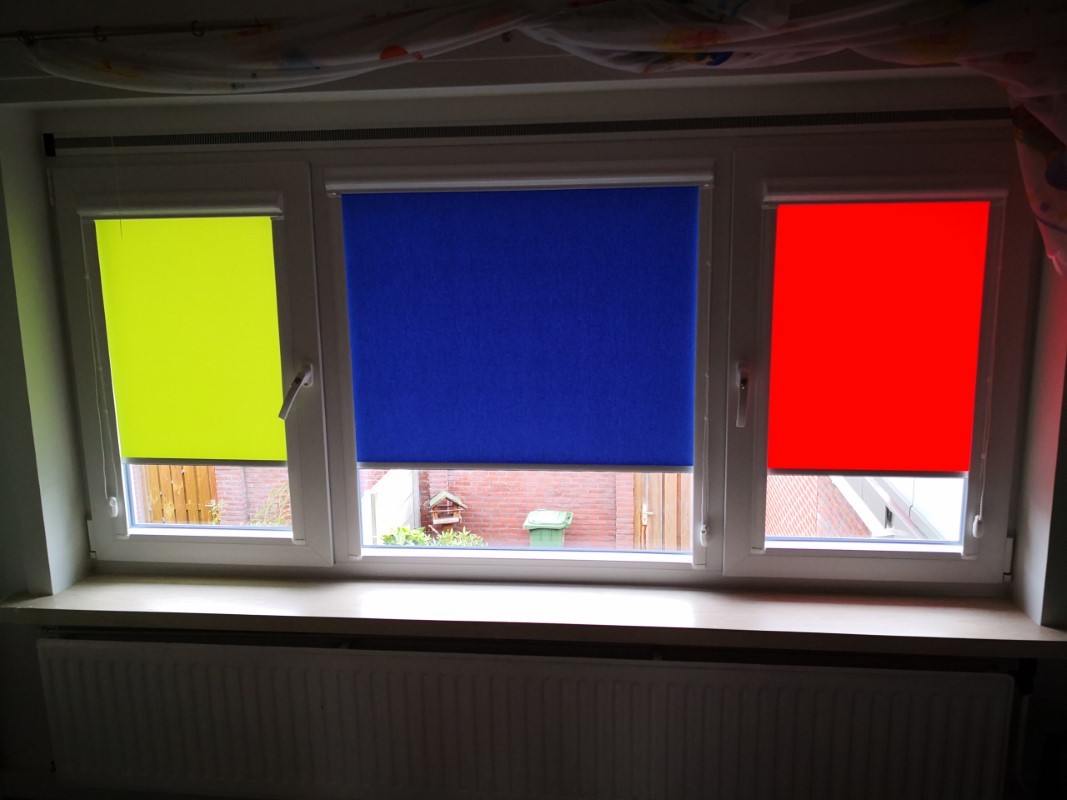 Nowoczesne rolety materiałowe w kasecie Omegga