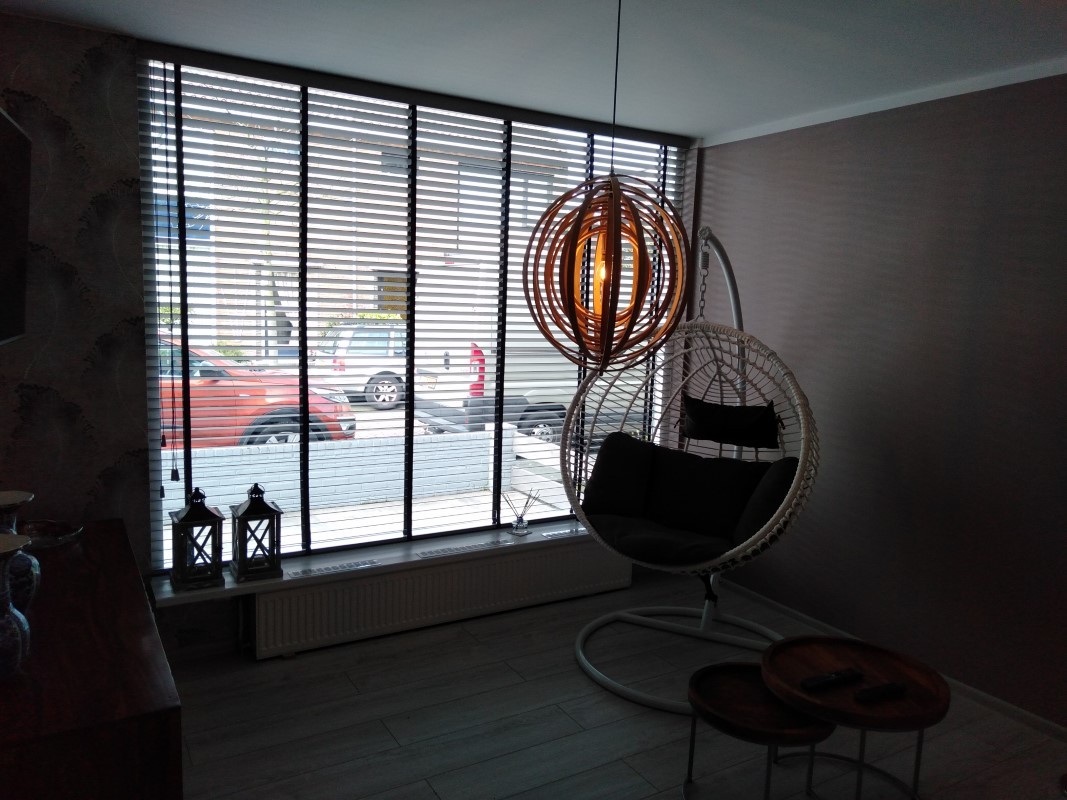 Detale żaluzji drewnianych taśmy