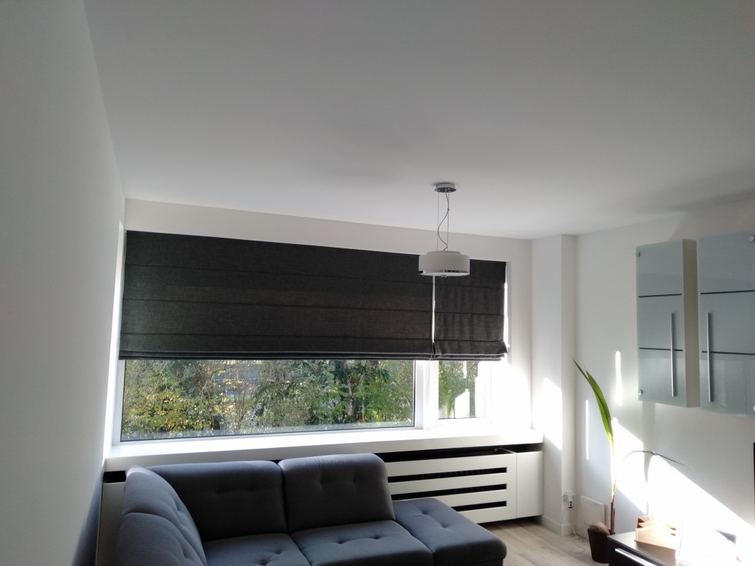 Eleganckie rolety rzymskie w salonie Omegga