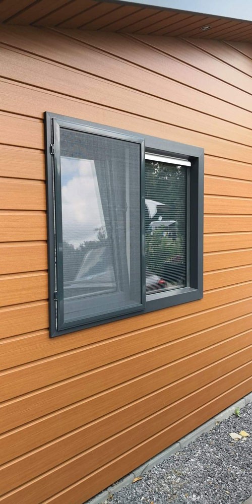 Moskitiera zawiasowa Omegga na oknie i drzwiach